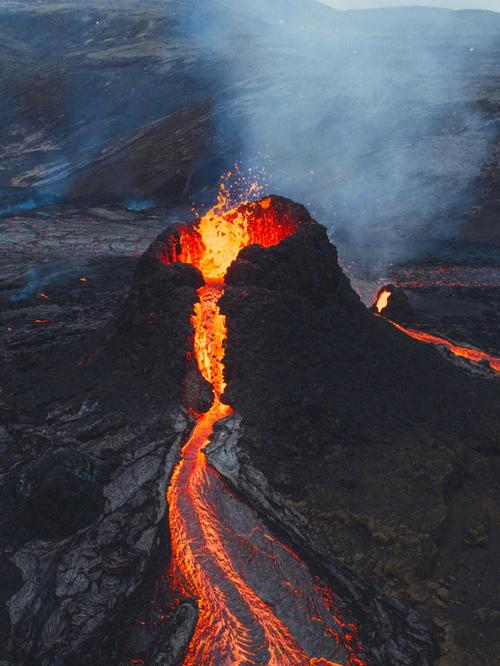 澳门管家婆一特一中和火山喷发时游客急逃与火山喷发急救